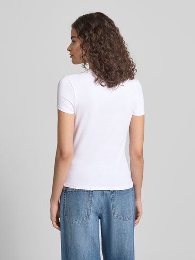 Frauenmodel trägt Schmal geschnittenes T-Shirt aus Baumwollmix mit Blumen-Print von REVIEW, Damen T-Shirt mit Rundhalsausschnitt, Kurzärmelig, Rückenlänge bei Größe S 54 cm, Rückansicht Ganzkörperansicht.