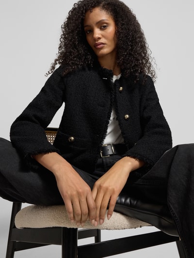 Frauenmodel trägt Slim Fit Kurzblazer aus Schurwoll-Mix Modell 'AGAMI' von Weekend Max Mara, Optik: Unifarben, mit Fransen, Label-Stitching-Applikation, einreihige Knopfleiste, Langarm, Vordertaschen, Material: Schurwoll-Mix. Nahaufnahme Oberkörper.