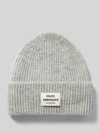 Produktfoto, lichtgrijze beanie van wolmix met brede omslag, riblook en labelpatch, Model 'Tosca Anju' van MADS NØRGAARD, dames beanie