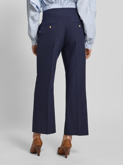 Vrouwenmodel draagt Straight fit linnenbroek met viscose-aandeel model 'Alara' van SEDUCTIVE, donkerblauw, persplooien, paspelzakken met knoop, achterzakken, linnenmix, geheel achteraanzicht