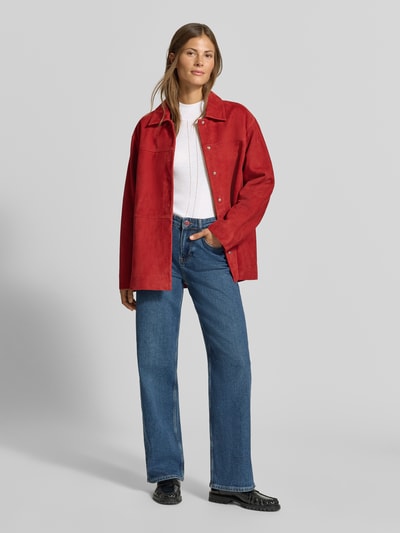 Frauenmodel trägt Slim Fit Pullover mit Woll-Anteil von MYON, weiß, mit Lochmuster, Stehkragen, kombiniert mit Jeans, Ganzkörperansicht von vorne.