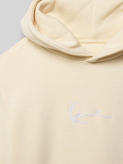 Produktfoto, Hoodie mit Känguru-Tasche von KARL KANI aus cremefarbenem Baumwoll-Mix mit lockerer Schnittform und Kapuze, Detailaufnahme