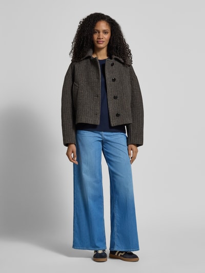 Frauenmodel trägt Jeans mit weitem Bein Modell 'LIVA' von Angels im Used-Look, Baumwoll-Mix, Bügelfalten, Ganzkörperansicht von vorne.