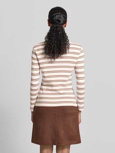 Frauenmodel trägt Slim Fit Rollkragenpullover aus reiner Baumwolle von s.Oliver RED LABEL, Optik: mehrfarbig, Muster: gestreift, Label-Stitching, Materialverarbeitung: Jersey, Ganzkörperansicht Rückansicht.