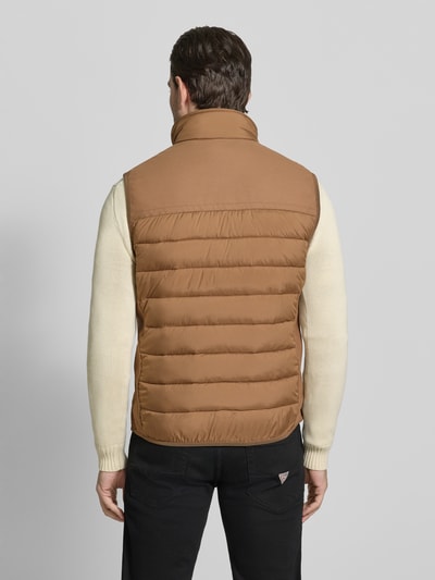 Männermodel trägt Regular Fit Steppweste aus wasserdichtem Material von Tom Tailor, Optik: Unifarben, Stehkragen, Ganzkörperansicht Rückansicht.