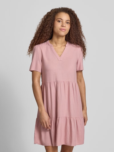 Frauenmodel trägt A-Linie Freizeitkleid aus Viskose-Leinen-Mix Modell 'TIRI-GOA' von Only, Optik: Unifarben, Mini, V-Ausschnitt, Kurzarm, Flammgarn, Ganzkörperansicht von vorne.