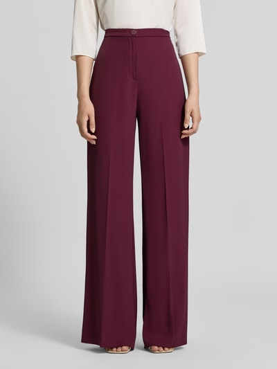 Vrouwenmodel draagt Wide Leg Stoffhose mit Knopfverschluss van Rinascimento in donker bordeaux, Materiaalmix met stretch, Bandwijdte maat S 40 cm, Binnenbeenlengte 85 cm, wide leg fit, knoopsluiting en ritssluiting, gladde textuur, Ganzkörperansicht von voren.
