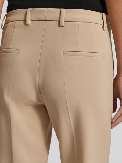 Vrouwenmodel draagt Regular Fit smalle broek met viscose-katoenmix model 'KRYSTAL' van CAMBIO in beige, detailopname, dames smalle broek.