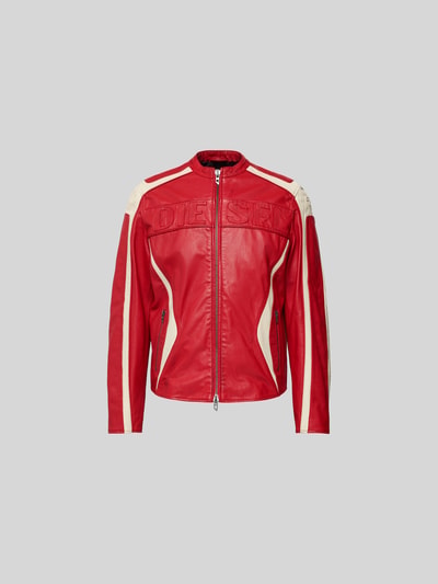 Produktfoto, Regular Fit Jacke in Leder-Optik von Diesel in Rot mit cremefarbenen Streifen, Logo-Stitching, Zweiwegereißverschluss, glatte Oberfläche