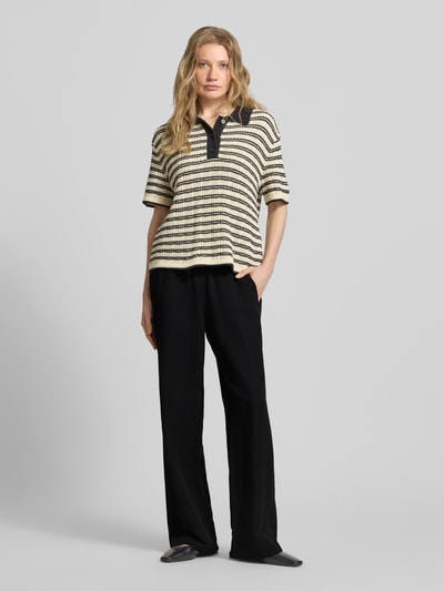Vrouwenmodel draagt Leinenhose met elastischer bund model 'Roma' van STEHMANN, zuiver linnen, wide leg, binnenbeenlengte maat 36: 81 cm, ganzlichaamsaanzicht van voren.