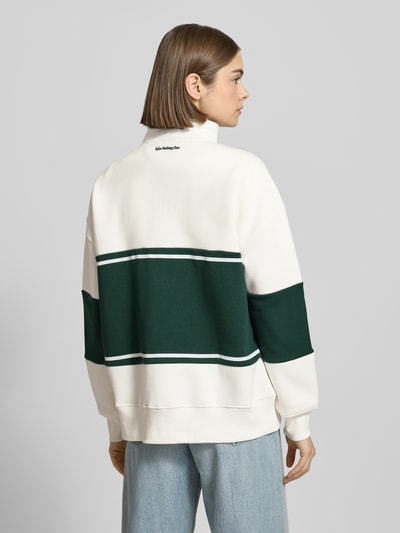 Modelka kobieca nosi Relaxed Fit Sweatshirt mit Stehkragen Modell 'Jenny' od LeGer by Lena Gercke, z bawełnianego miksu, białe i ciemnozielone bloki kolorów, widok całej sylwetki z tyłu.