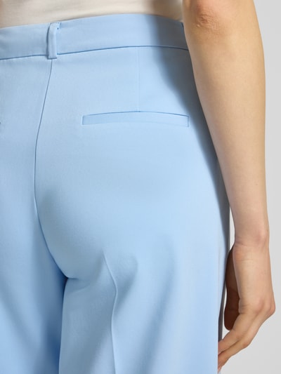 Vrouwenmodel draagt Wide Leg Hose mit Gesäßtaschen van comma, lichtblauw, katoenmix met stretch, persplooien, detailopname achterzijde.