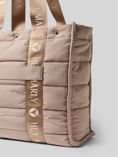 Produktfoto, Shopper mit Label-Details Modell 'Best Buddy' von Hey Marly in Beige mit Steppstruktur, Hauptfach mit Reißverschluss, Lange Trägergriffe, Breite 42 cm, Länge 36 cm, Tiefe 16 cm, Länge Schulterriemen 63 cm