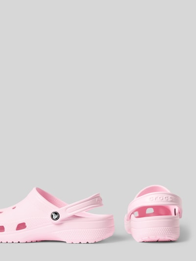 Productfoto, roze Clogs met Label-Detail van Crocs, afgeronde neus, instapmodel, verstelbare riem, hakhoogte 4 cm, textuur met structuur