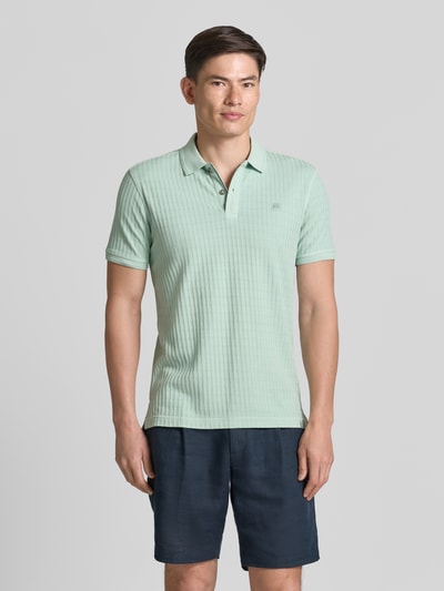 Männermodel trägt Slim Fit Poloshirt mit Logo-Stitching von Lerros aus elastischem Baumwoll-Mix, Polokragen, Rückenlänge 74 cm, Ganzkörperansicht von vorne.