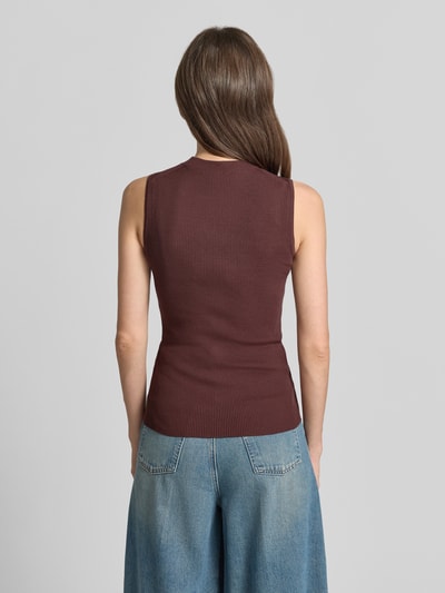 Frauenmodel trägt Slim Fit Top mit Mock-Neck Modell 'FESKIES' von BOSS aus Viskose-Mix, unifarben, Rippstrick, Ganzkörperansicht Rückansicht.