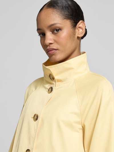 Vrouwenmodel draagt Jacke met Stehkragen en Ärmelriegeln van Fuchs Schmitt, katoenmix, regular fit, knoopsluiting, steekzakken, nahaufnahme bovenlichaam.