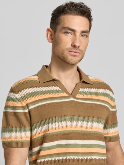 Männermodel trägt Strickshirt im Allover-Look mit Polokragen von MCNEAL in Beige, Orange und Grün, Reine Baumwolle, Regular-Fit, Nahaufnahme Oberkörper.