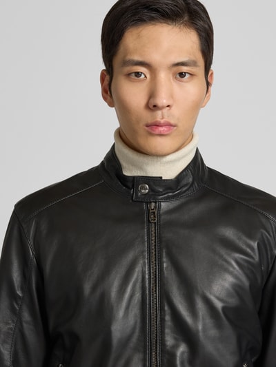 Männermodel trägt Lederjacke mit Reißverschluss Modell 'ASON' von JOOP! Collection, echtes Lammnappa, Nahaufnahme Oberkörper.