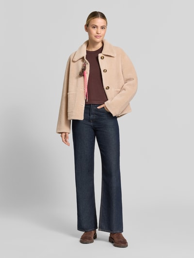 Frauenmodel trägt Regular Fit Jacke aus reiner Wolle von OAKWOOD, beige, Umlegekragen, aufgesetzte Taschen, Ganzkörperansicht von vorne.