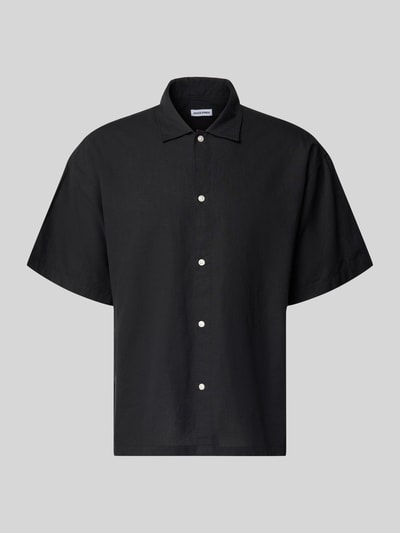 Produktfoto, Regular Fit Freizeithemd aus Baumwoll-Leinen-Mix von Jack & Jones in Schwarz, Kentkragen, Knopfleiste, glatte Textur. Kontext: Modell 'BREEZE', Rückenlänge 73 cm, Schulterbreite 61 cm, Ärmellänge 26 cm.