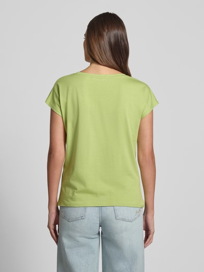 Frauenmodel trägt T-Shirt mit Motiv-Print und Rundhalsausschnitt von Christian Berg Woman in Grün, Baumwoll-Viskose-Mix, Regular-Fit, Rückenlänge 56 cm bei Größe S, Ganzkörperansicht Rückansicht.