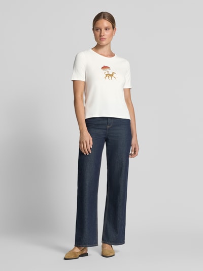 Frauenmodel trägt T-Shirt mit Motiv-Print und Rundhalsausschnitt von MORE & MORE im Baumwoll-Elasthan-Mix, Regular Fit, weiß, Ganzkörperansicht von vorne.
