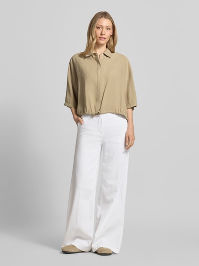 Vrouwenmodel draagt dames loose fit blouse met modalmix, overhemdkraag, tunnelkoord-zoom, model 'LAINAY' van Drykorn, ganzebody vooraanzicht.