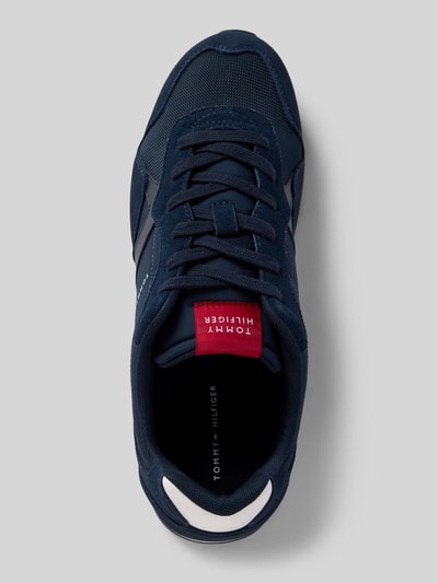 Produktfoto, Low Top Sneaker aus Leder-Mix Modell 'MAXLITE MIX' von Tommy Hilfiger in Dunkelblau, unifarben, abgerundete Schuhspitze, flache profilierte Sohle, Velours- und Mesh-Textur, Label Print, Schnürung, Herren Sneaker.