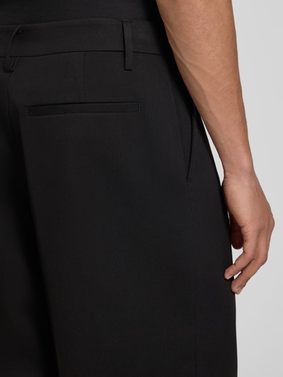 Mannenmodel draagt zwarte Loose Fit Chinoshorts met viscose van Only & Sons, gladde textuur, detailopname zijaanzicht, heren.