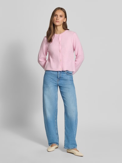 Frauenmodel trägt Barrel Jeans aus Baumwoll-Mix Modell 'GRACE' von PIECES, helle Waschung, lockerer Schnitt, Damen Barrel Jeans, Ganzkörperansicht von vorne.
