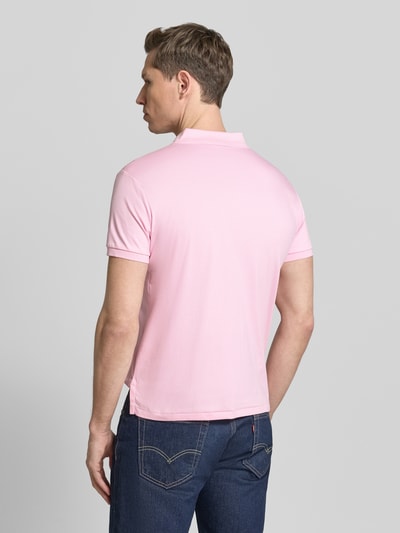 Männermodel trägt Regular Fit Poloshirt aus reiner Baumwolle von Polo Ralph Lauren, Optik: Unifarben, Ganzkörperansicht Rückansicht.
