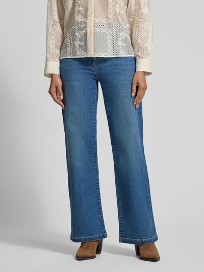 Frauenmodel trägt Flared Jeans mit Eingrifftaschen von Jake*s Collection in Blau mit Used-Look und Gesäßtaschen, Nahaufnahme Vorderansicht.