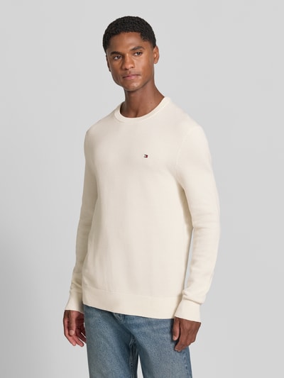 Męski model nosi Regular Fit Pullover aus reiner Baumwolle von Tommy Hilfiger, kremowy, gładka faktura, Ganzkörperansicht von vorne