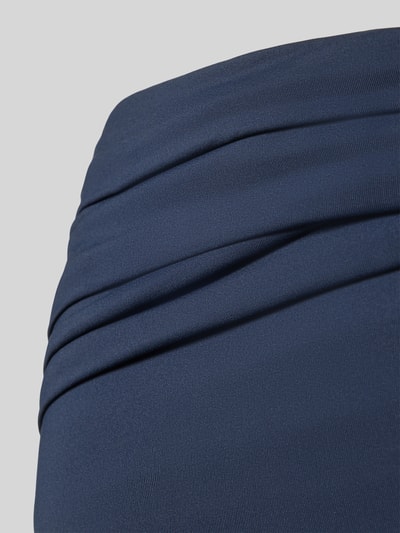 Produktfoto, Bikinihose mit Raffungen von Seafolly in Dunkelblau, glatte Struktur, Stretch-Material, körpernaher Schnitt, Detailaufnahme