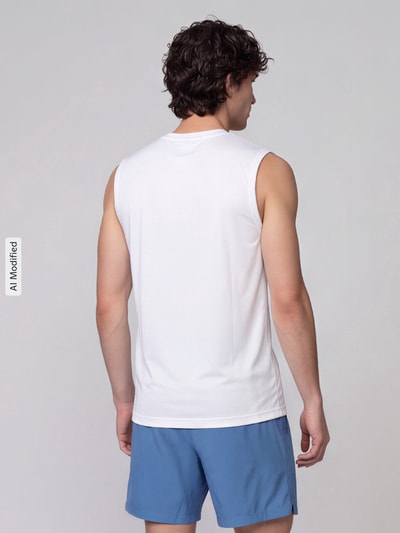 Männermodel trägt Regular Fit T-Shirt mit Logo-Print von Nike, Herren Sport-T-Shirt von Nike Training, weiße Farbe, Ganzkörperansicht Rückansicht, KI-modifiziertes Bild.