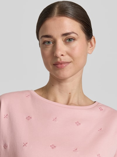 Frauenmodel trägt T-Shirt mit Rundhalsausschnitt und Stitchings von Christian Berg Woman, Reine Baumwolle, Regular-Fit, Kappärmel, Nahaufnahme Oberkörper.