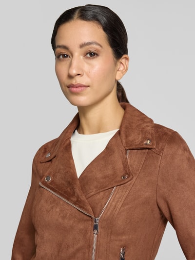 Vrouwenmodel draagt Regular fit kunstlederjacke mit riegeln am rumpf model 'JOSE' van Vero Moda, lichtbruine tint, suède look, dames, close-up bovenlichaam.