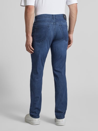Mannelijk model draagt Slim Fit Jeans met zijde-aandeel model 'Chuck' van Brax, blauwe 5-pocket jeans, elastische katoenmix, achterkant volledige lichaamsopname.