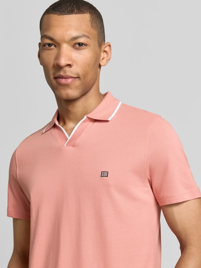 Männermodel trägt Modern Fit poloshirt met gestikt logo van Christian Berg Men, puur katoen, polokraag, nahaufnahme bovenlichaam.