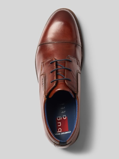 Produktfoto, brauner Schnürschuh aus echtem Leder Modell 'Amros' von bugatti, glatte Sohle, schmale Passform, Logo-Detail, Einzelansicht von oben