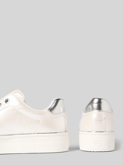 Produktfoto, Low Top Sneaker mit Schnürung von Tamaris, weißer Schimmer-Look mit silberner Ferse, strukturierte Plateau-Sohle, unifarben