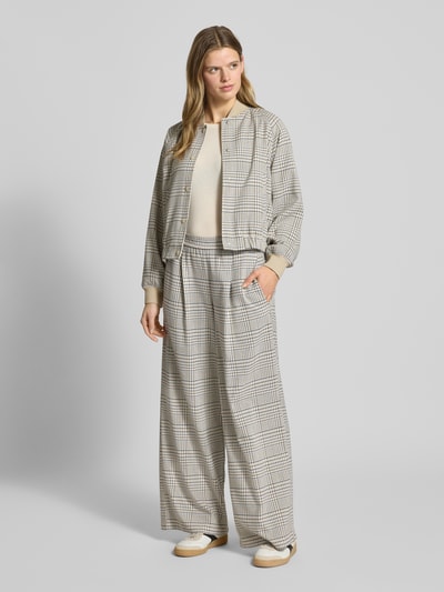 Frauenmodel trägt Weite Hose mit Viskose-Anteil von Marc O'Polo Denim, Optik: Unifarben, Muster: Kariert, Materialverarbeitung: Webware, Ganzkörperansicht von vorne.