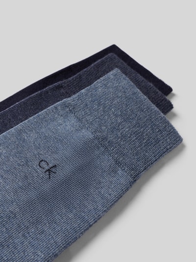 Produktfoto, Socken aus Baumwoll-Mix im 3er-Pack von CK Calvin Klein, Farbverlauf zwischen Blau und Dunkelblau, fein strukturierte Oberfläche, Herren Socken