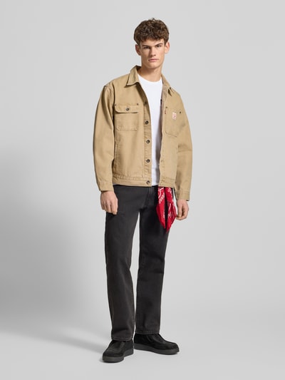 Męski model nosi T-Shirt mit Label-Print im 2er-Pack od LEVI'S®, bawełna, krój slim fit, okrągły dekolt, nadruk z logo, zestaw 2 szt., długość tyłu 70 cm, rozmiar M, widok całej sylwetki z przodu.