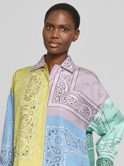 Frauenmodel trägt Loose Fit Langarmbluse aus reiner Baumwolle 'LAMPONE' von Weekend Max Mara, Optik:Allover-Muster, Paisley, Popeline, Ganzkörperansicht von vorne.