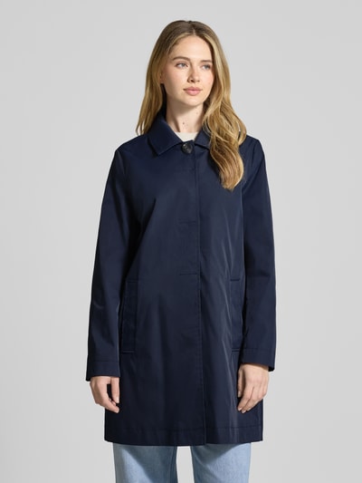 Frauenmodel trägt Mantel mit verdeckter Knopfleiste und Eingrifftaschen von Christian Berg Woman Selection in Dunkelblau, gerader Schnitt, Kentkragen, seitliche Eingrifftaschen, Rückenlänge 87 cm, Schulterbreite 40 cm, Brustweite 54 cm, Ärmellänge 62 cm, Ganzkörperansicht von vorne.