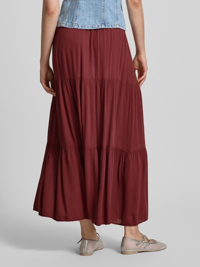 Vrouwenmodel draagt uitlopend dames maxirok van Only, model 'MIKKA', effen kleuren, volants, kreuklook, zuiver viscose, maxilengte. Ganzlichaamsaanzicht achterkant.