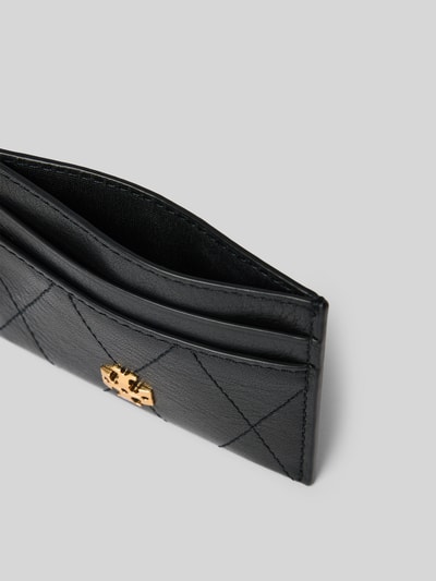 Produktfoto, Kartenetui aus echtem Leder von Tory Burch in Schwarz mit Schlangenmuster, Steppnähten und metallic Label-Detail, Detailaufnahme