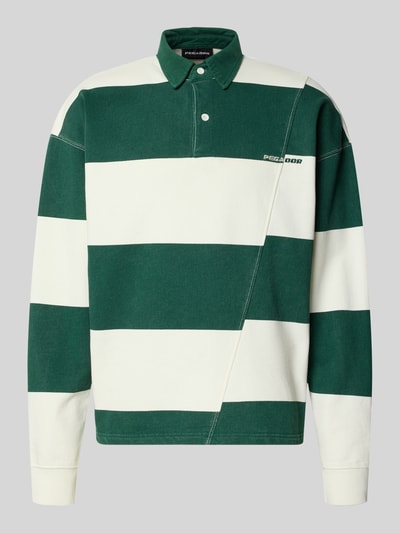 Produktfoto, Relaxed Fit Poloshirt aus reiner Baumwolle Modell 'Castelluccio' von Pegador, grün-creme breite Streifen, Polokragen z guzikami, ściągacze na rękawach, przeszycie z logo, lekko opuszczone ramiona, długość tyłu w rozmiarze M: 69 cm